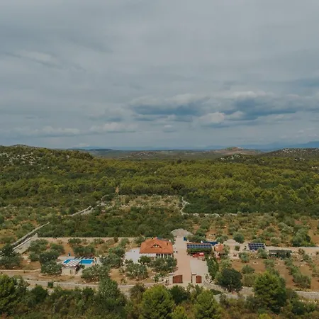 Red Hacienda With Pool * ヴォディツェ