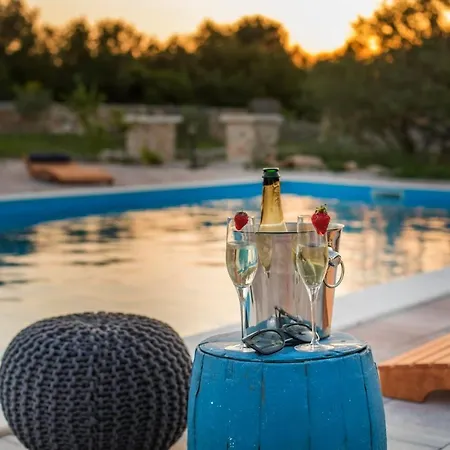 Villa Red Hacienda With Pool *