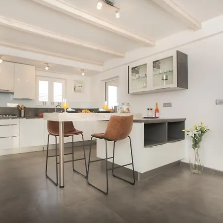 Red Hacienda With Pool * ヴォディツェ