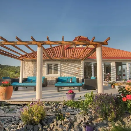 Villa Red Hacienda With Pool
