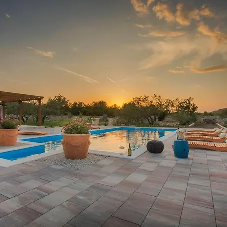 Red Hacienda With Pool Villa Vodice
