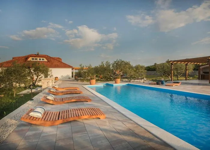 Red Hacienda With Pool Vila Vodice