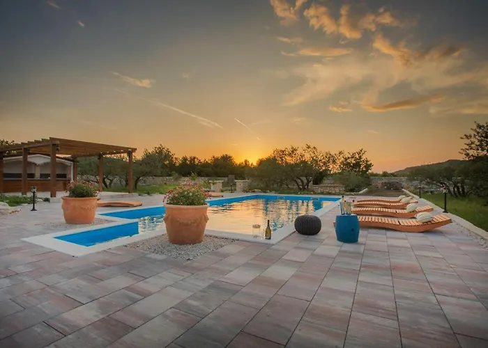 Red Hacienda With Pool Vila Vodice