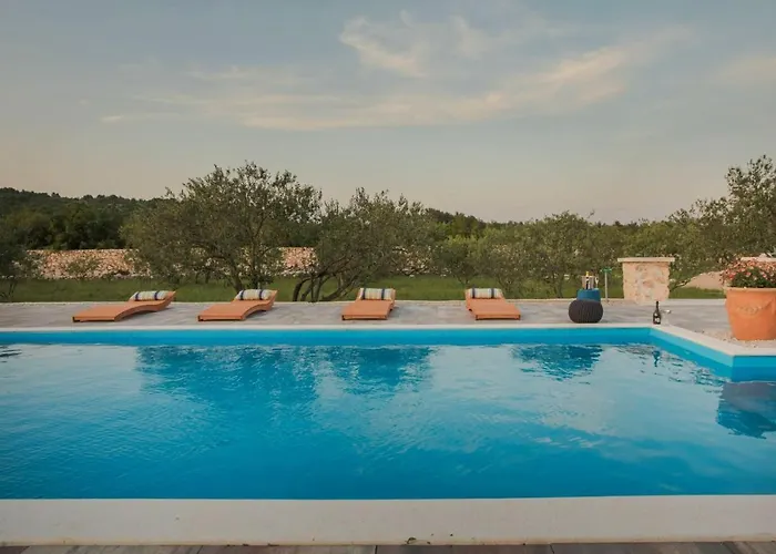 Red Hacienda With Pool Vila *